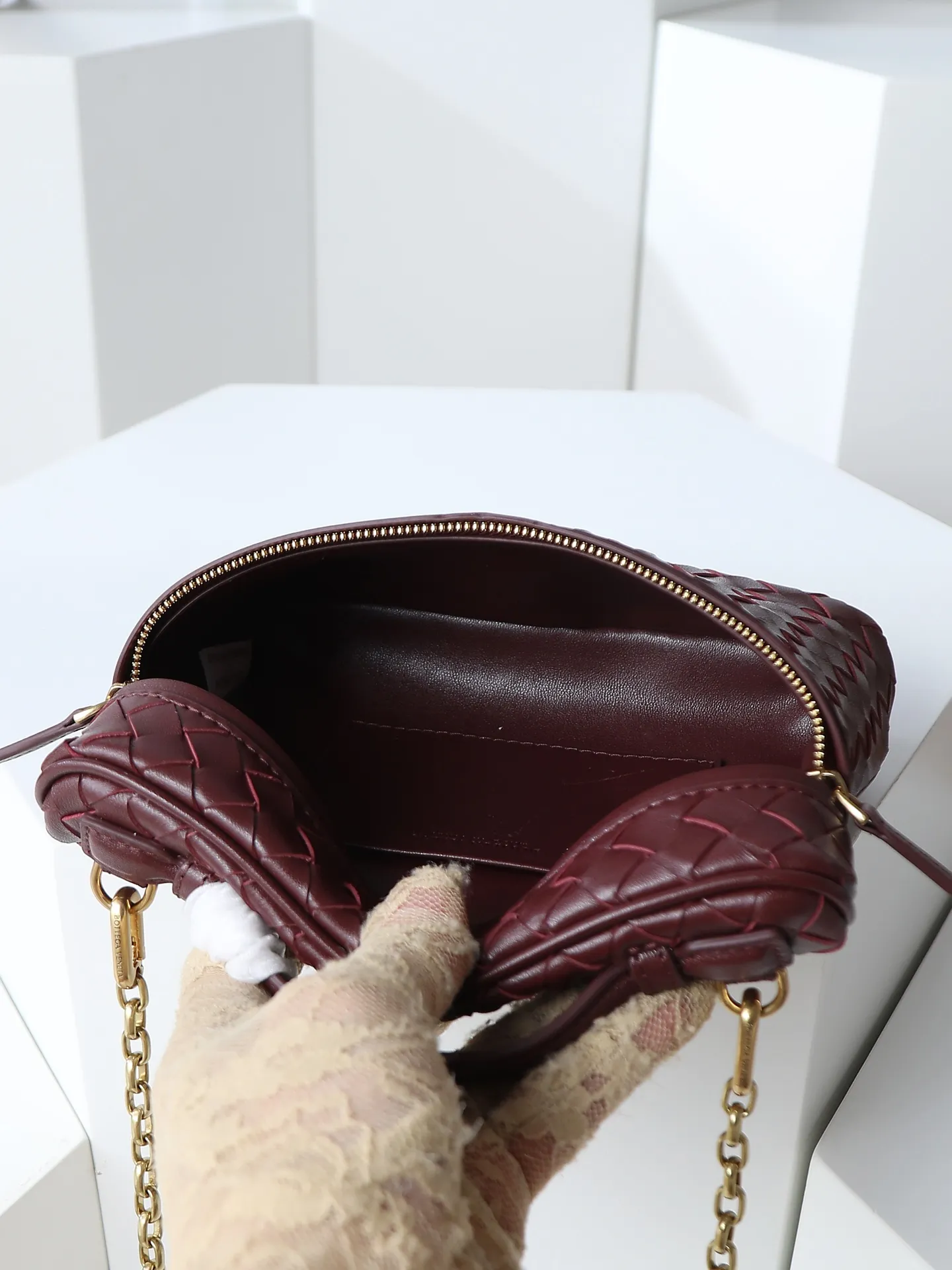 800. BOTTEGA VENETA2025 new women's small Soft Vanity bag adopts the classic Intrecciato weaving technique, inheriting the classics. The ring buckle design 😎 The light metal chain gives you a high-end sense of matching. The chain is removable, so you can wear it as a small bag ~ An elegant small bag that is perfect for participating in events. The overall body of the bag is as soft as marshmallow and can be easily kneaded, showing the strong toughness and high-end feel of the leather. The touch of sheepskin is so amazing. It is so healing when pinched! I have absolutely no resistance to small bags! ! ! Style number: 843800 Size: 19*14*3cm